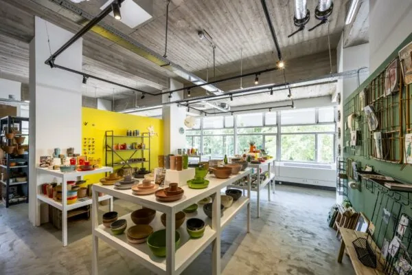 Winkelinterieur aan de Van Leijenberghlaan met moderne displays van kleurrijk keramiek en woonaccessoires.